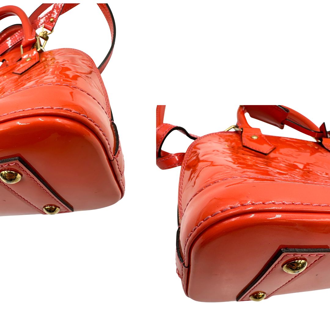 angoli Borsa Louis Vuitton Alma BB in pelle Vernis arancione corallo monogram e parti metalliche dorate. Munita di doppi manici stondati e una tracolla amovibile, dotata di clochette porta chiavi. Completa di dustbag, lucchetto e chiavi, di lusso, originale, ottime condizioni, usata. 