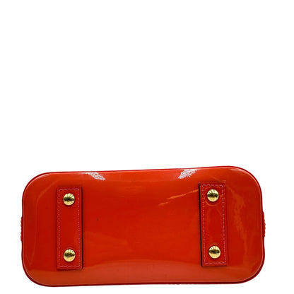 base Borsa Louis Vuitton Alma BB in pelle Vernis arancione corallo monogram e parti metalliche dorate. Munita di doppi manici stondati e una tracolla amovibile, dotata di clochette porta chiavi. Completa di dustbag, lucchetto e chiavi, di lusso, originale, ottime condizioni, usata.
