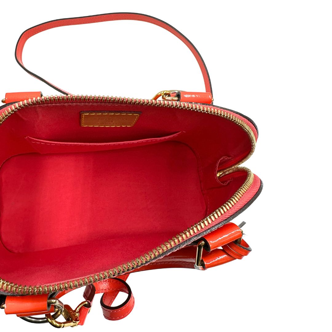 interno Borsa Louis Vuitton Alma BB in pelle Vernis arancione corallo monogram e parti metalliche dorate. Munita di doppi manici stondati e una tracolla amovibile, dotata di clochette porta chiavi. Completa di dustbag, lucchetto e chiavi, di lusso, originale, ottime condizioni, usata.