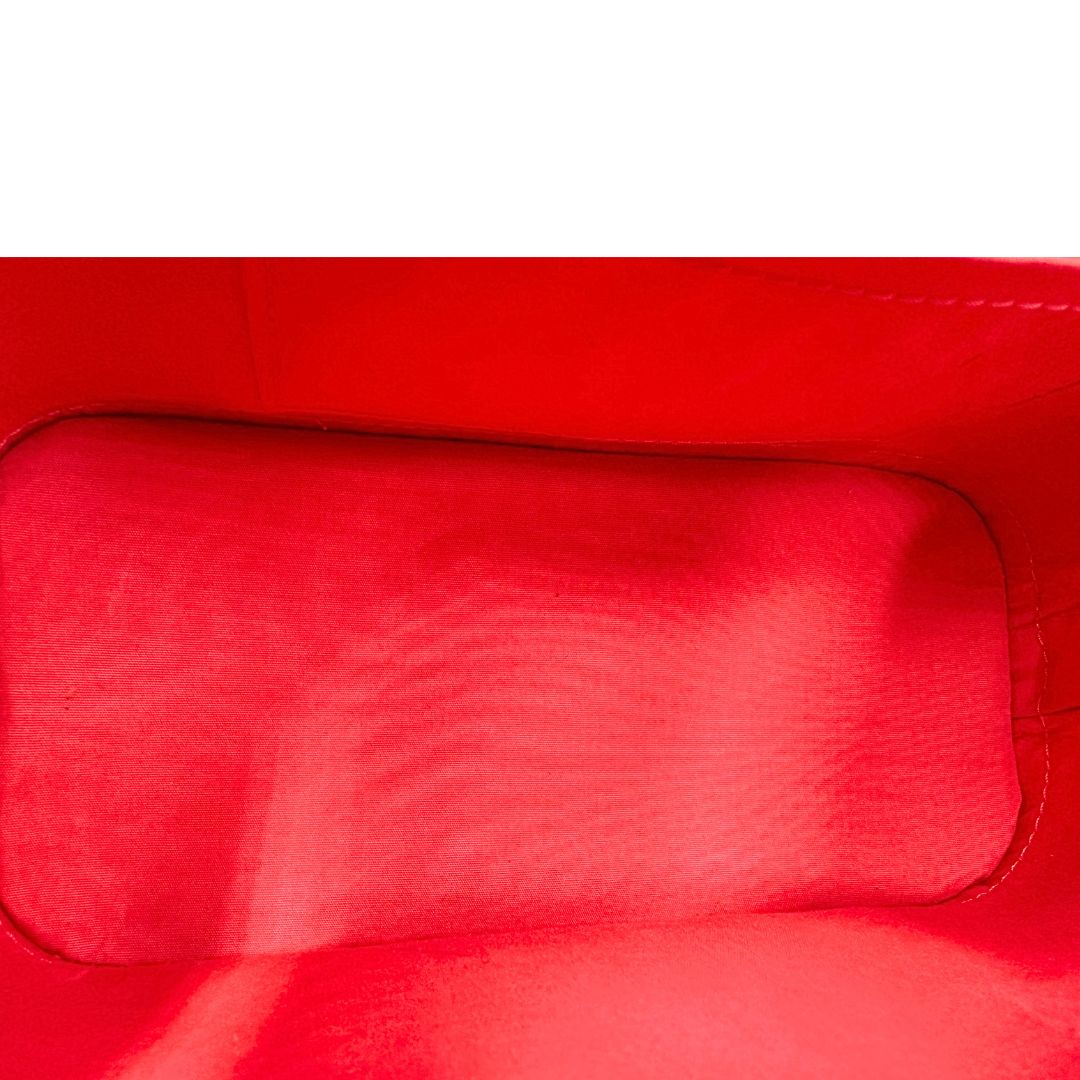 interno Borsa Louis Vuitton Alma BB in pelle Vernis arancione corallo monogram e parti metalliche dorate. Munita di doppi manici stondati e una tracolla amovibile, dotata di clochette porta chiavi. Completa di dustbag, lucchetto e chiavi, di lusso, originale, ottime condizioni, usata.