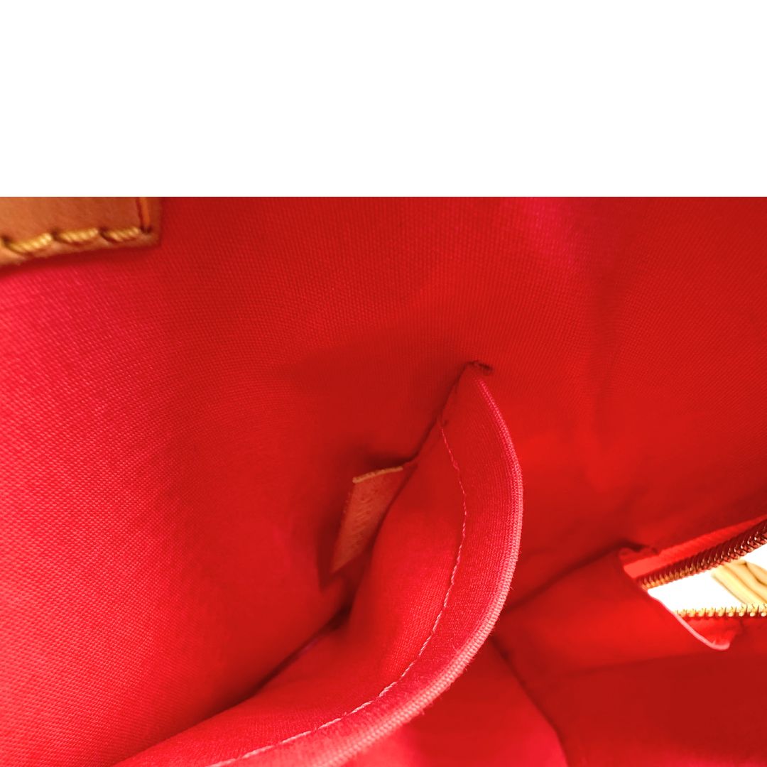 interno Borsa Louis Vuitton Alma BB in pelle Vernis arancione corallo monogram e parti metalliche dorate. Munita di doppi manici stondati e una tracolla amovibile, dotata di clochette porta chiavi. Completa di dustbag, lucchetto e chiavi, di lusso, originale, ottime condizioni, usata. 