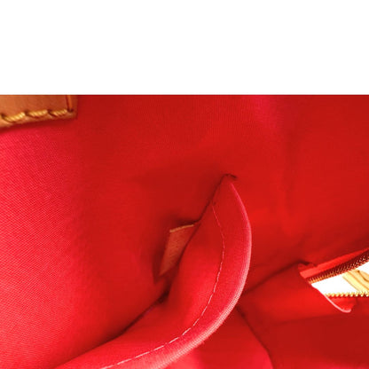 interno Borsa Louis Vuitton Alma BB in pelle Vernis arancione corallo monogram e parti metalliche dorate. Munita di doppi manici stondati e una tracolla amovibile, dotata di clochette porta chiavi. Completa di dustbag, lucchetto e chiavi, di lusso, originale, ottime condizioni, usata. 