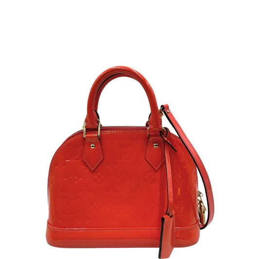 front Borsa Louis Vuitton Alma BB in pelle Vernis arancione corallo monogram e parti metalliche dorate. Munita di doppi manici stondati e una tracolla amovibile, dotata di clochette porta chiavi. Completa di dustbag, lucchetto e chiavi, di lusso, originale, ottime condizioni, usata. 