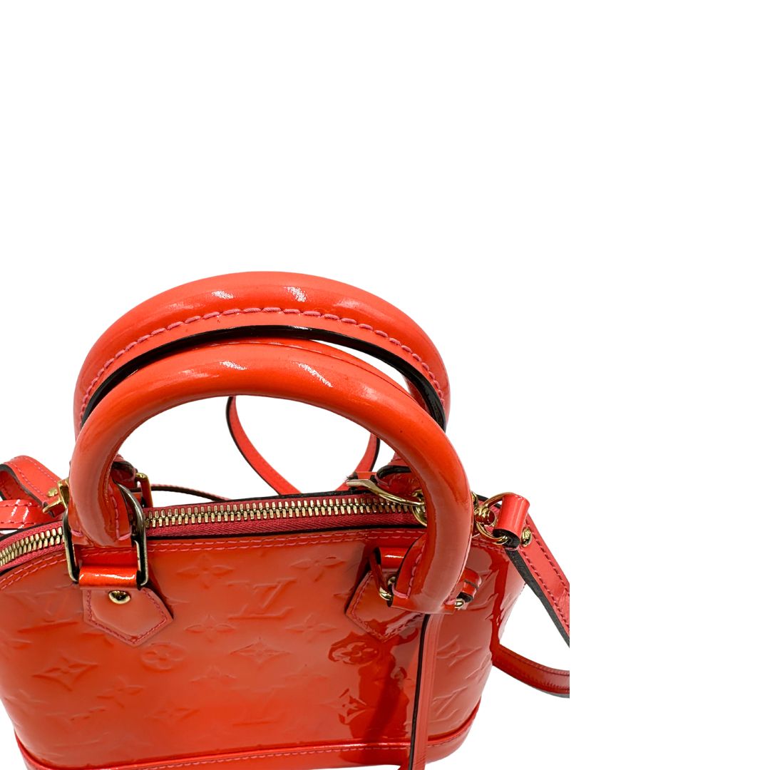 manici Borsa Louis Vuitton Alma BB in pelle Vernis arancione corallo monogram e parti metalliche dorate. Munita di doppi manici stondati e una tracolla amovibile, dotata di clochette porta chiavi. Completa di dustbag, lucchetto e chiavi, di lusso, originale, ottime condizioni, usata. 