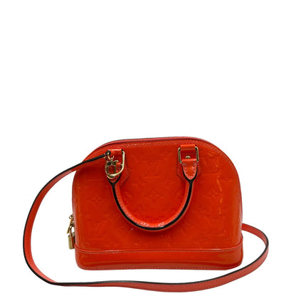 retro Borsa Louis Vuitton Alma BB in pelle Vernis arancione corallo monogram e parti metalliche dorate. Munita di doppi manici stondati e una tracolla amovibile, dotata di clochette porta chiavi. Completa di dustbag, lucchetto e chiavi, di lusso, originale, ottime condizioni, usata. 