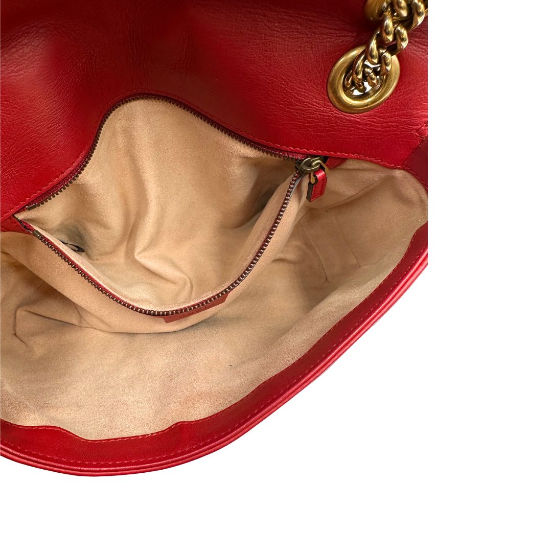 Interno di una Borsa Gucci Marmont in pelle matelassé rossa con tracolla scorrevole in catena e spallaccio in pelle, rifinita con parti metalliche dorate. Completa di dustbag. Originale, usato, di lusso, in ottime condizioni.
