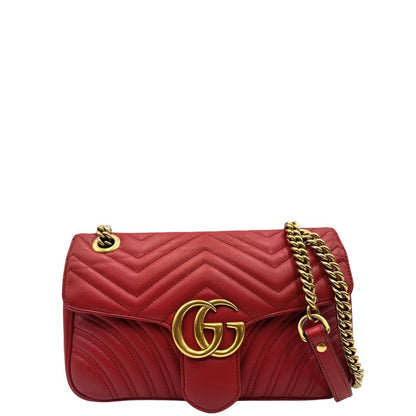 Front di una Borsa Gucci Marmont in pelle matelassé rossa con tracolla scorrevole in catena e spallaccio in pelle, rifinita con parti metalliche dorate. Completa di dustbag. Originale, usato, di lusso, in ottime condizioni.