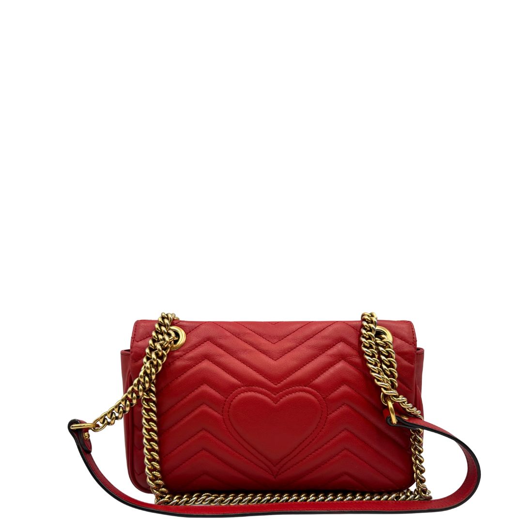 Retro di una Borsa Gucci Marmont in pelle matelassé rossa con tracolla scorrevole in catena e spallaccio in pelle, rifinita con parti metalliche dorate. Completa di dustbag. Originale, usato, di lusso, in ottime condizioni.