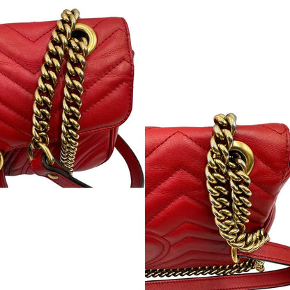 Borsa Gucci Marmont in pelle matelassé rossa con tracolla scorrevole in catena e spallaccio in pelle, rifinita con parti metalliche dorate. Completa di dustbag. Originale, usato, di lusso, in ottime condizioni.