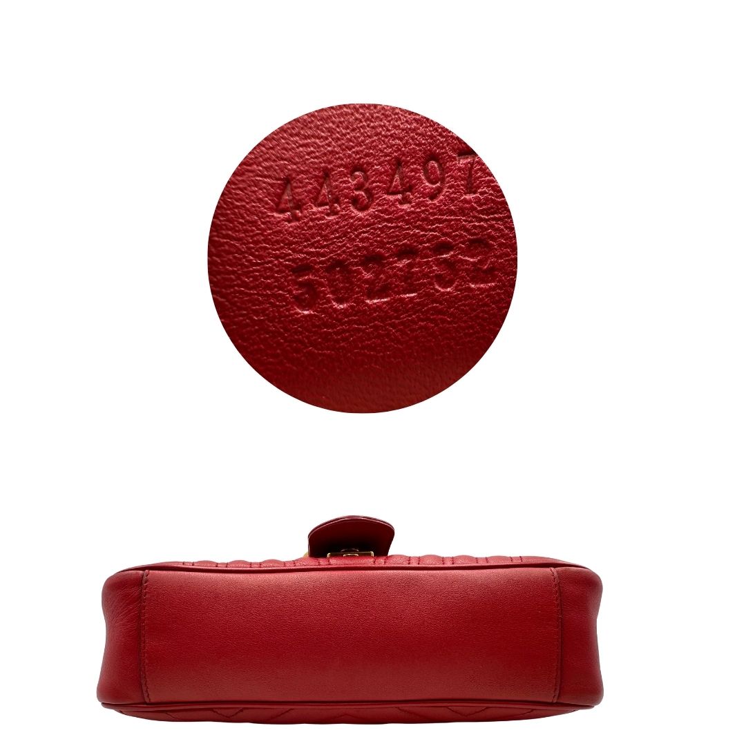 Base di una Borsa Gucci Marmont in pelle matelassé rossa con tracolla scorrevole in catena e spallaccio in pelle, rifinita con parti metalliche dorate. Completa di dustbag. Originale, usato, di lusso, in ottime condizioni.