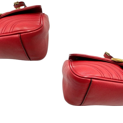 Angoli di una Borsa Gucci Marmont in pelle matelassé rossa con tracolla scorrevole in catena e spallaccio in pelle, rifinita con parti metalliche dorate. Completa di dustbag. Originale, usato, di lusso, in ottime condizioni.