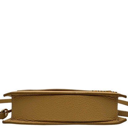 base Borsa Jacquemus in pelle martellata color cammello con parti metalliche dorate; munita di un manico singolo e una tracolla amovibile e regolabile. Completa di dustbag, di lusso, originale, ottime condizioni, usata. 