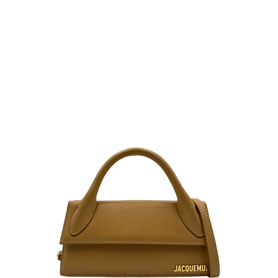 front Borsa Jacquemus in pelle martellata color cammello con parti metalliche dorate; munita di un manico singolo e una tracolla amovibile e regolabile. Completa di dustbag, di lusso, originale, ottime condizioni, usata. 