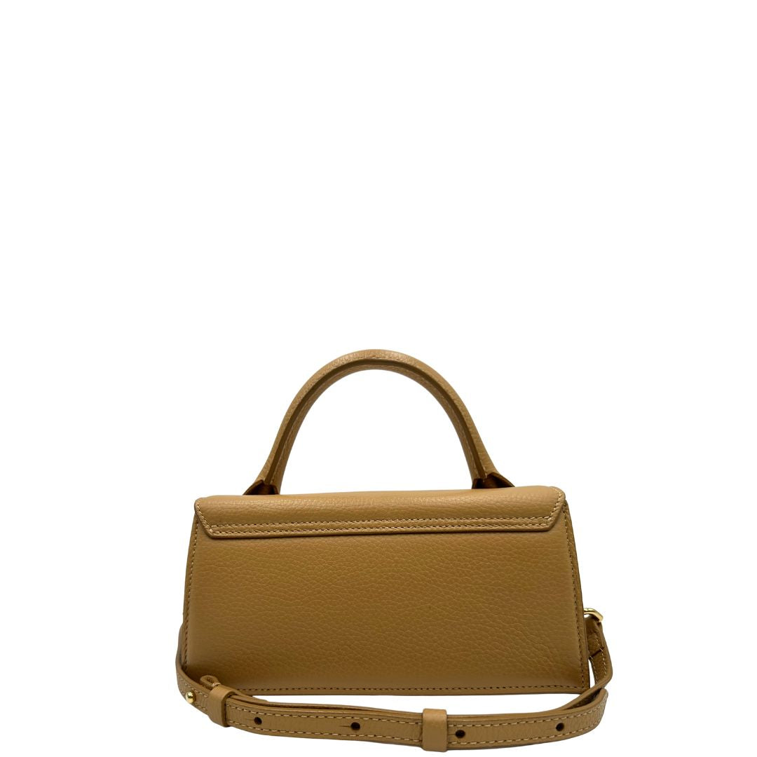 retro Borsa Jacquemus in pelle martellata color cammello con parti metalliche dorate; munita di un manico singolo e una tracolla amovibile e regolabile. Completa di dustbag, di lusso, originale, ottime condizioni, usata. 