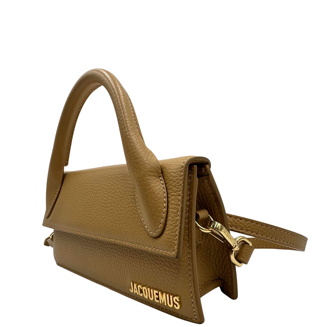 lato Borsa Jacquemus in pelle martellata color cammello con parti metalliche dorate; munita di un manico singolo e una tracolla amovibile e regolabile. Completa di dustbag, di lusso, originale, ottime condizioni, usata. 