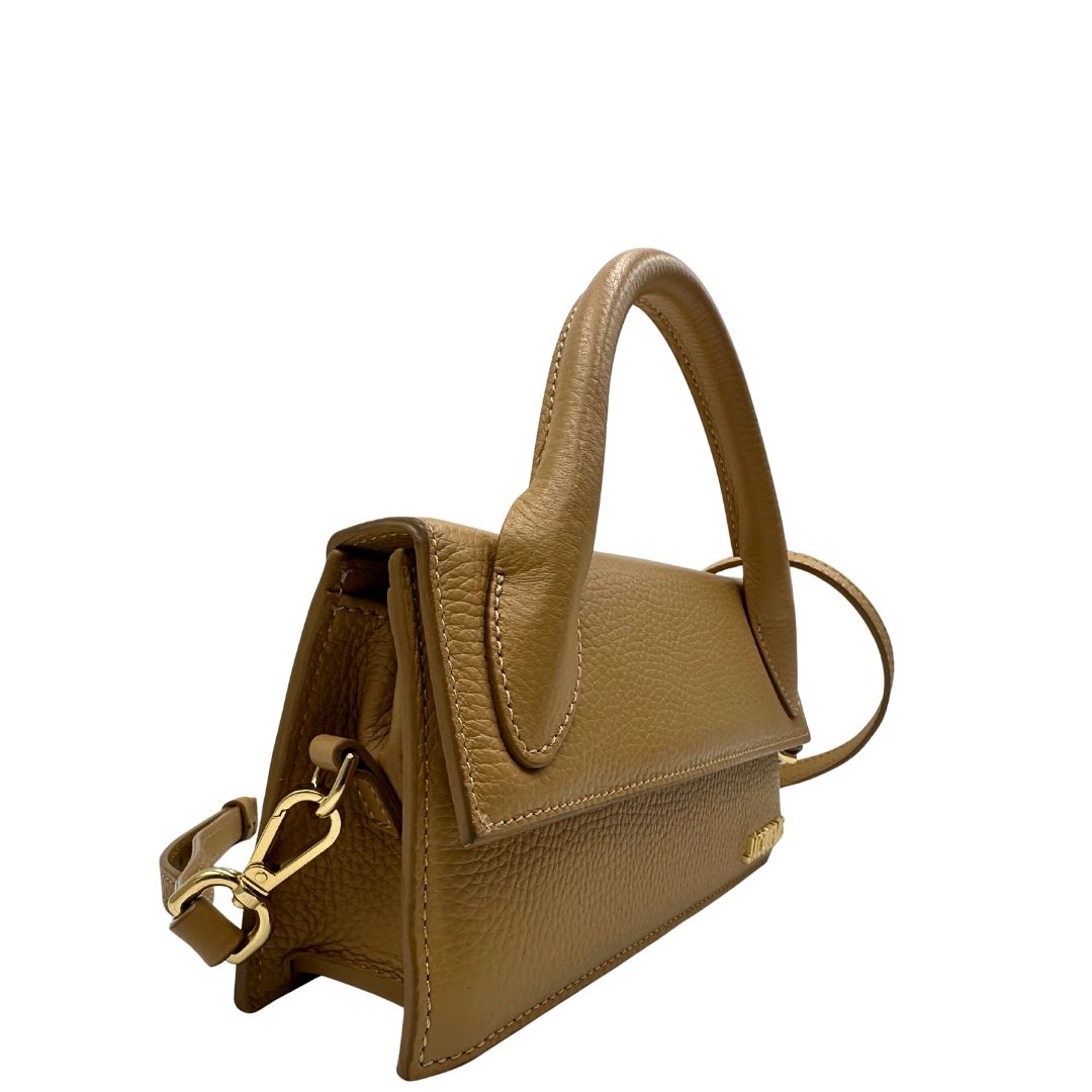 lato Borsa Jacquemus in pelle martellata color cammello con parti metalliche dorate; munita di un manico singolo e una tracolla amovibile e regolabile. Completa di dustbag, di lusso, originale, ottime condizioni, usata. 