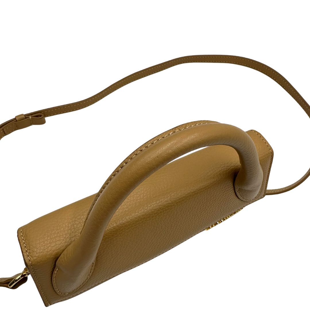 manico Borsa Jacquemus in pelle martellata color cammello con parti metalliche dorate; munita di un manico singolo e una tracolla amovibile e regolabile. Completa di dustbag, di lusso, originale, ottime condizioni, usata. 