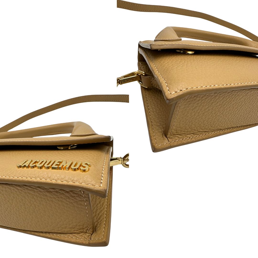 angoli Borsa Jacquemus in pelle martellata color cammello con parti metalliche dorate; munita di un manico singolo e una tracolla amovibile e regolabile. Completa di dustbag, di lusso, originale, ottime condizioni, usata. 