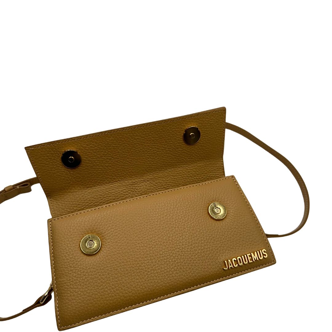 interno Borsa Jacquemus in pelle martellata color cammello con parti metalliche dorate; munita di un manico singolo e una tracolla amovibile e regolabile. Completa di dustbag, di lusso, originale, ottime condizioni, usata. 