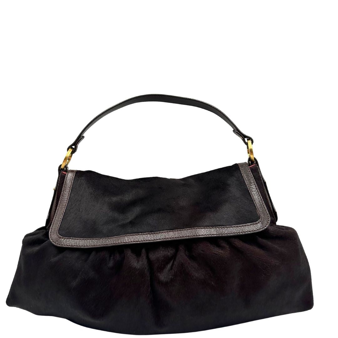front  Borsa Fendi effetto pelo marrone con finiture in pelle tono su tono e parti metalliche dorate; munita di un manico singolo, indossabile a spalla, di lusso, originale, usata. 