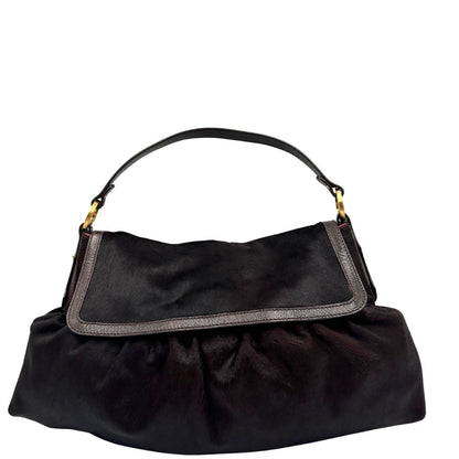 front  Borsa Fendi effetto pelo marrone con finiture in pelle tono su tono e parti metalliche dorate; munita di un manico singolo, indossabile a spalla, di lusso, originale, usata. 