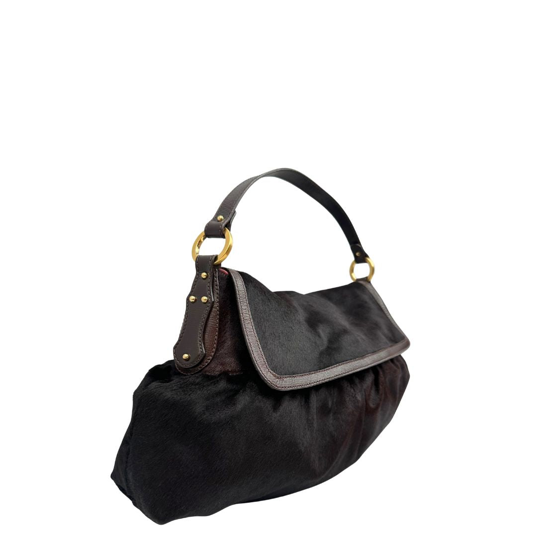 lato Borsa Fendi effetto pelo marrone con finiture in pelle tono su tono e parti metalliche dorate; munita di un manico singolo, indossabile a spalla, di lusso, originale, usata.