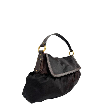 lato Borsa Fendi effetto pelo marrone con finiture in pelle tono su tono e parti metalliche dorate; munita di un manico singolo, indossabile a spalla, di lusso, originale, usata.