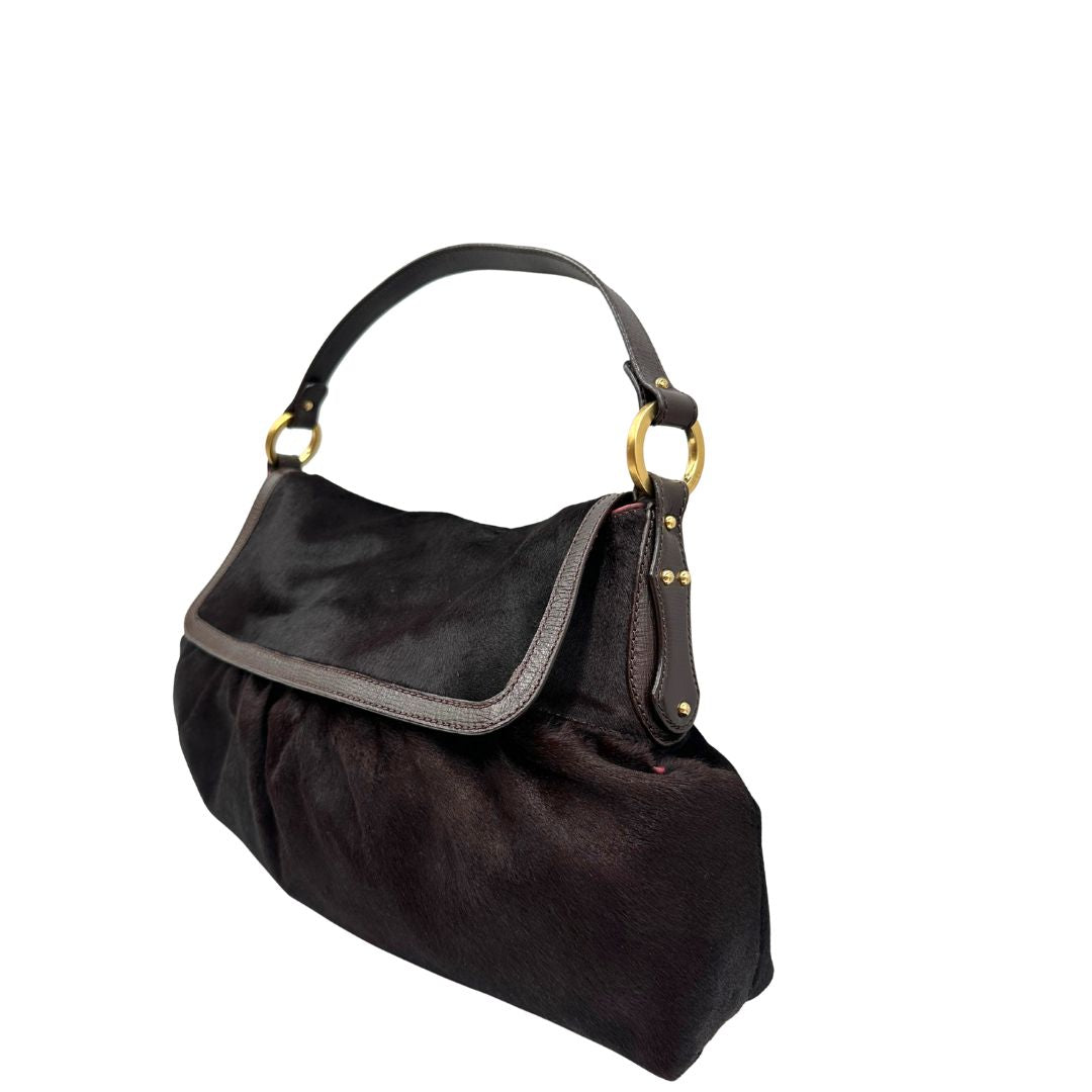 lato Borsa Fendi effetto pelo marrone con finiture in pelle tono su tono e parti metalliche dorate; munita di un manico singolo, indossabile a spalla, di lusso, originale, usata.