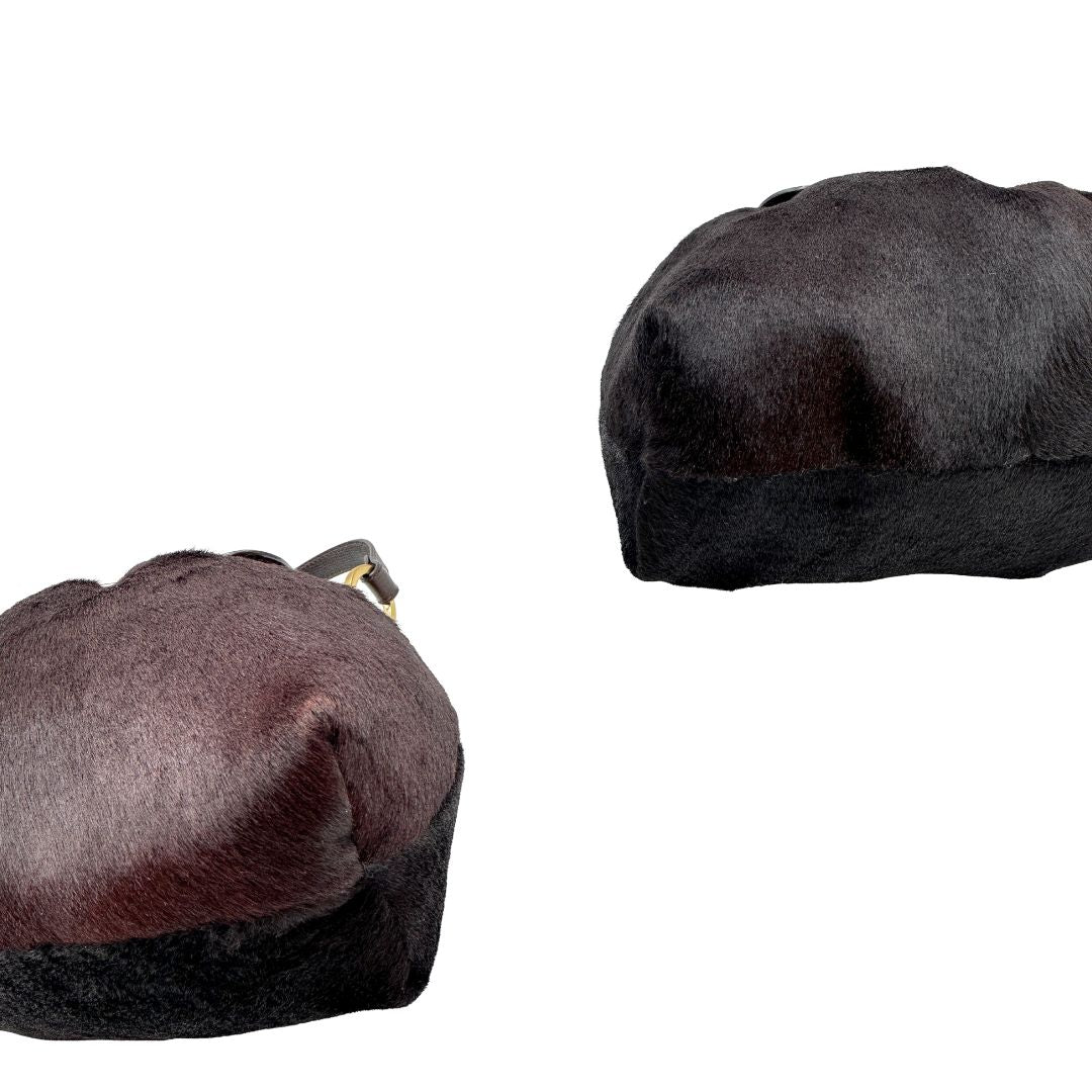 angoli Borsa Fendi effetto pelo marrone con finiture in pelle tono su tono e parti metalliche dorate; munita di un manico singolo, indossabile a spalla, di lusso, originale, usata.