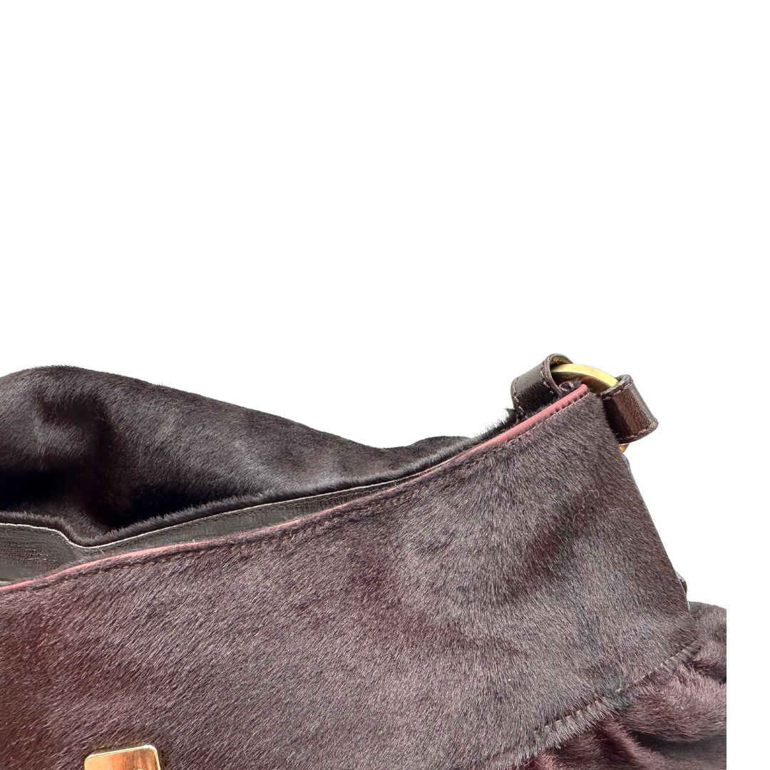 interno Borsa Fendi effetto pelo marrone con finiture in pelle tono su tono e parti metalliche dorate; munita di un manico singolo, indossabile a spalla, di lusso, originale, usata.