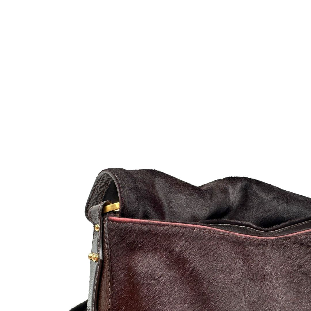 interno Borsa Fendi effetto pelo marrone con finiture in pelle tono su tono e parti metalliche dorate; munita di un manico singolo, indossabile a spalla, di lusso, originale, usata.