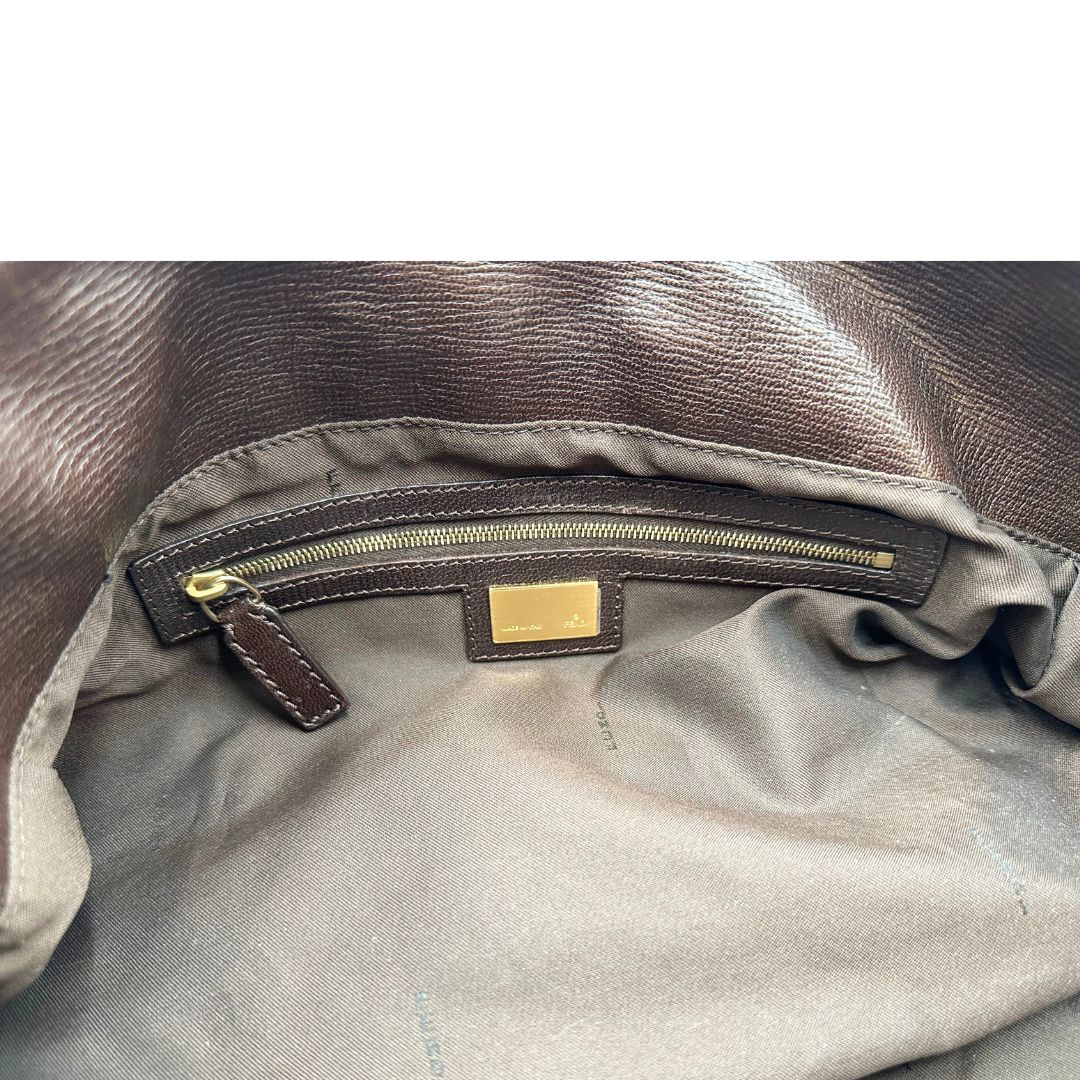 interno Borsa Fendi effetto pelo marrone con finiture in pelle tono su tono e parti metalliche dorate; munita di un manico singolo, indossabile a spalla, di lusso, originale, usata.