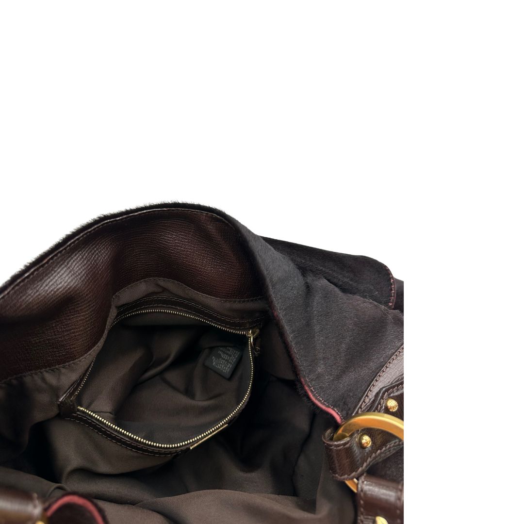 interno Borsa Fendi effetto pelo marrone con finiture in pelle tono su tono e parti metalliche dorate; munita di un manico singolo, indossabile a spalla, di lusso, originale, usata.