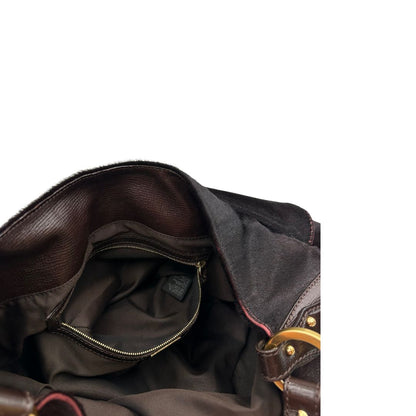 interno Borsa Fendi effetto pelo marrone con finiture in pelle tono su tono e parti metalliche dorate; munita di un manico singolo, indossabile a spalla, di lusso, originale, usata.