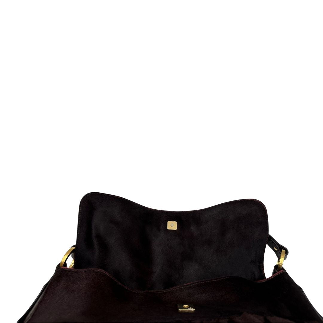 chiusura Borsa Fendi effetto pelo marrone con finiture in pelle tono su tono e parti metalliche dorate; munita di un manico singolo, indossabile a spalla, di lusso, originale, usata.