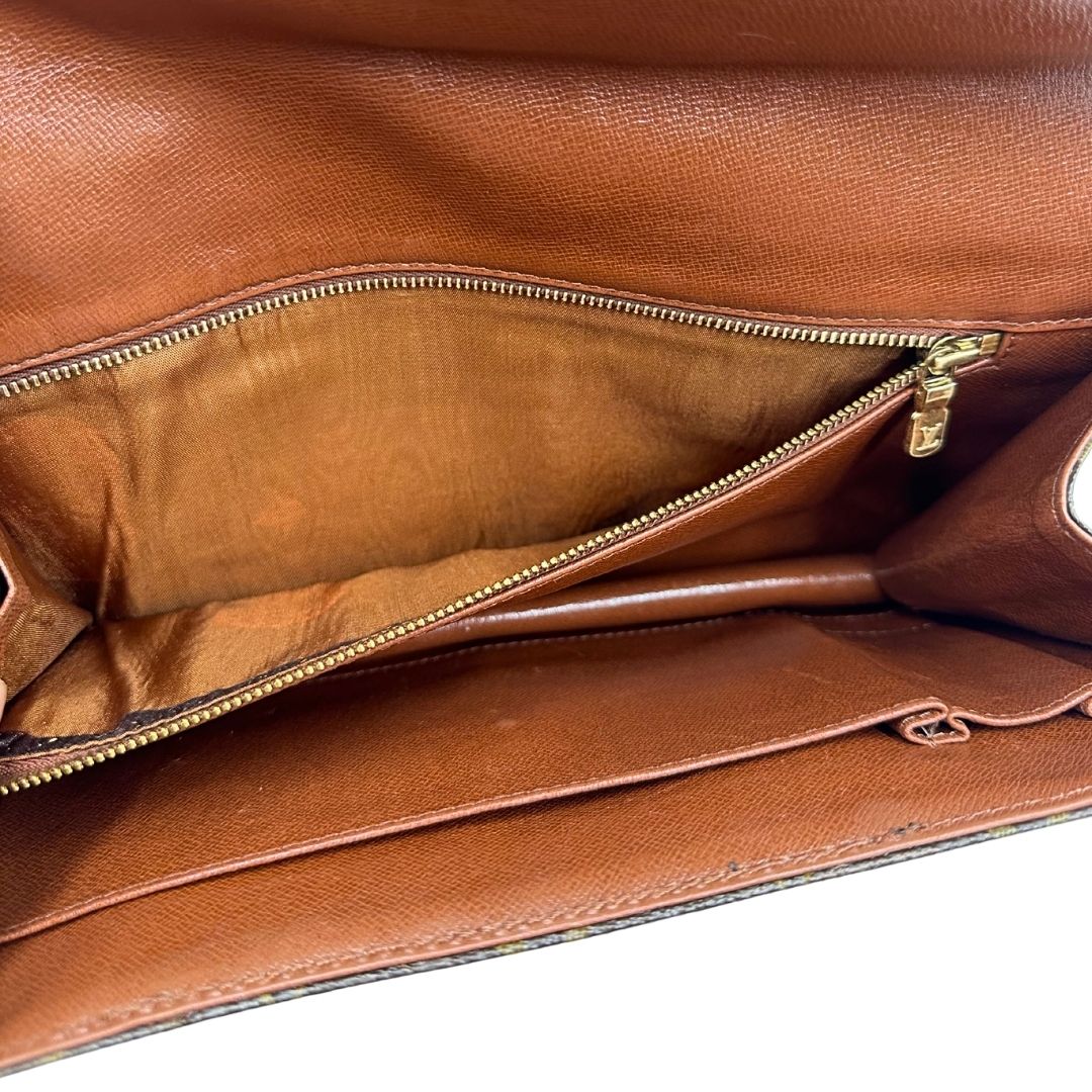 interno Pochette Louis Vuitton in canvas marrone monogram con finiture in pelle marroni e parti metalliche dorate; da portare a mano, di lusso, originale, ottime condizioni, usata. 