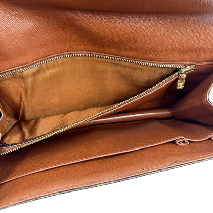 interno Pochette Louis Vuitton in canvas marrone monogram con finiture in pelle marroni e parti metalliche dorate; da portare a mano, di lusso, originale, ottime condizioni, usata. 