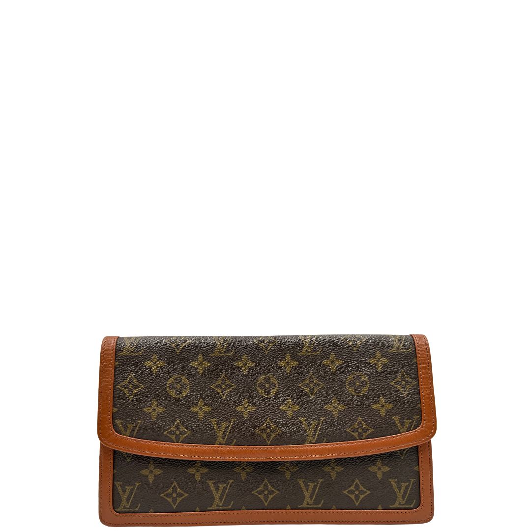 front Pochette Louis Vuitton in canvas marrone monogram con finiture in pelle marroni e parti metalliche dorate; da portare a mano, di lusso, originale, ottime condizioni, usata. 