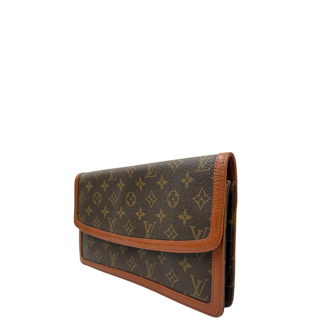 lato Pochette Louis Vuitton in canvas marrone monogram con finiture in pelle marroni e parti metalliche dorate; da portare a mano, di lusso, originale, ottime condizioni, usata. 