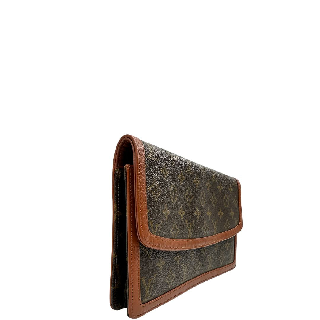 lato Pochette Louis Vuitton in canvas marrone monogram con finiture in pelle marroni e parti metalliche dorate; da portare a mano, di lusso, originale, ottime condizioni, usata. 