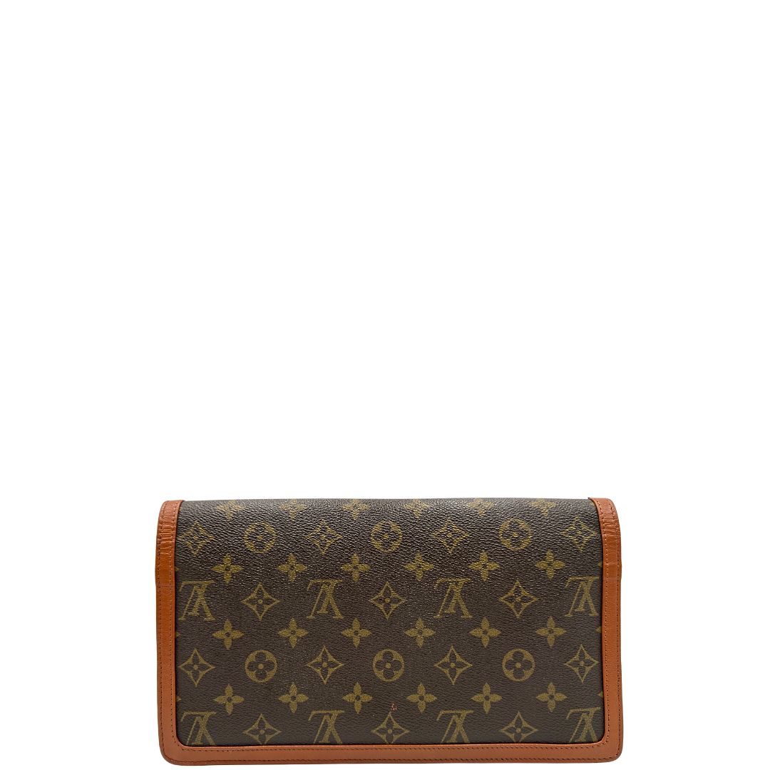 retro Pochette Louis Vuitton in canvas marrone monogram con finiture in pelle marroni e parti metalliche dorate; da portare a mano, di lusso, originale, ottime condizioni, usata. 