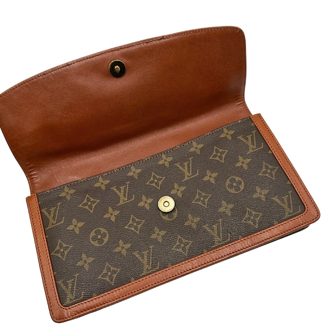 interno Pochette Louis Vuitton in canvas marrone monogram con finiture in pelle marroni e parti metalliche dorate; da portare a mano, di lusso, originale, ottime condizioni, usata. 