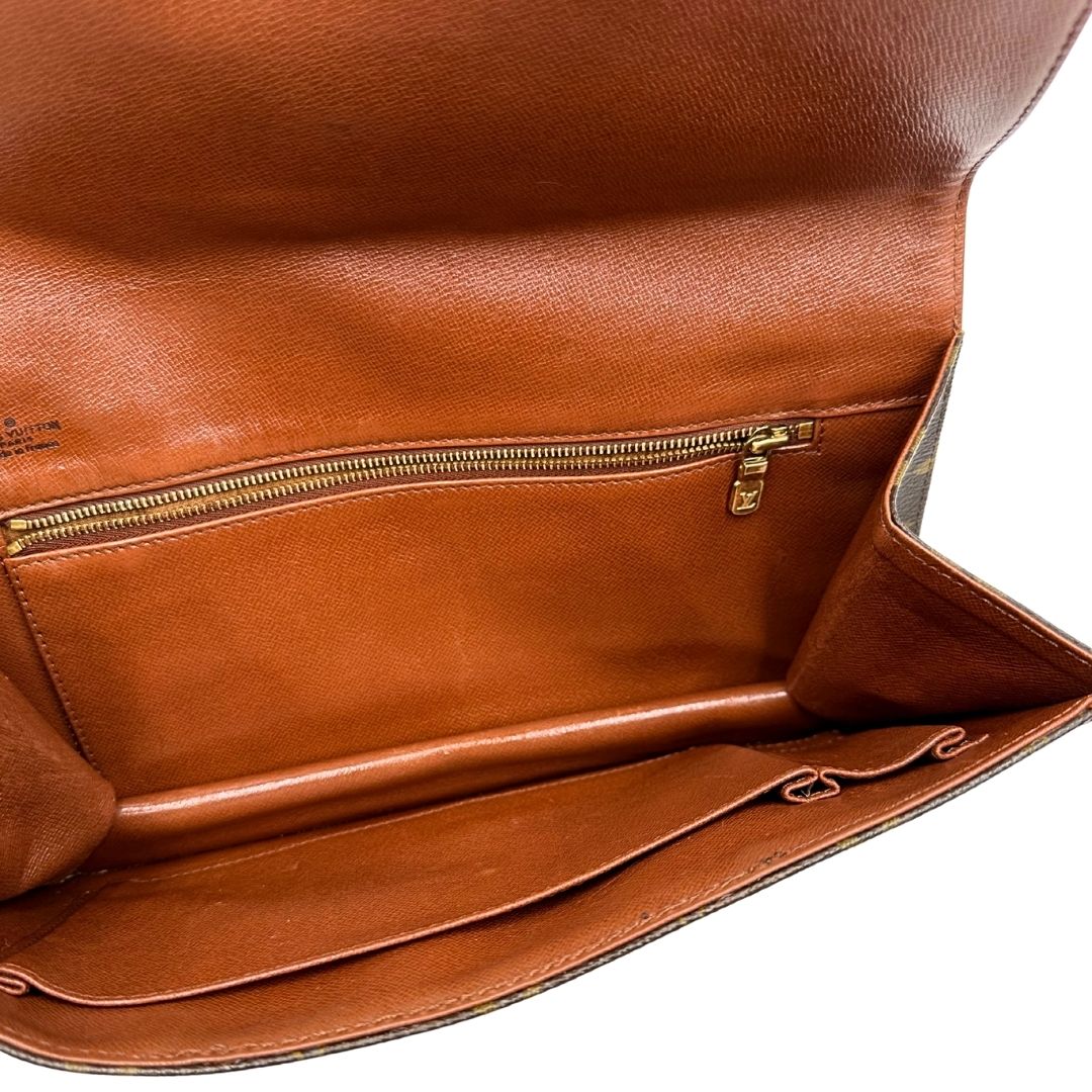 interno Pochette Louis Vuitton in canvas marrone monogram con finiture in pelle marroni e parti metalliche dorate; da portare a mano, di lusso, originale, ottime condizioni, usata. 