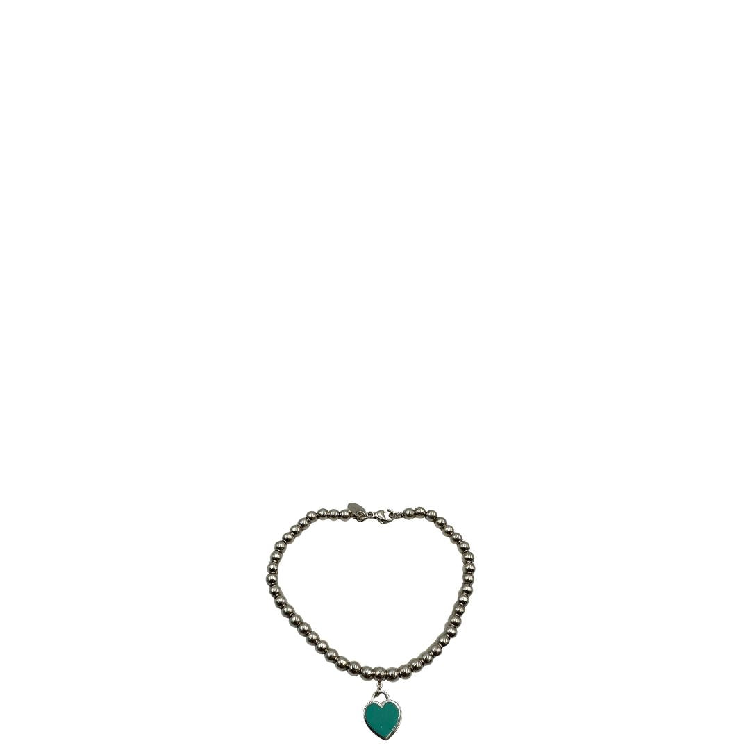 Bracciale Tiffany&Co. della collezione Return to Tiffany in argento 925 composto da sfere circolari e ciondolo cuore smaltato in verde Tiffany. Completo di scatola e sacchetto anti polvere.