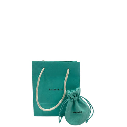 Bracciale Tiffany&Co. in argento 925, caratterizzato da una doppia catenina sottile e dal celebre cuore inciso “Please Return to Tiffany&Co. New York 925”. Munito di busta e sacchetto anti polvere.