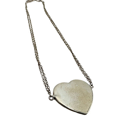 Bracciale Tiffany&Co. in argento 925, caratterizzato da una doppia catenina sottile e dal celebre cuore inciso “Please Return to Tiffany&Co. New York 925”. Munito di busta e sacchetto anti polvere.