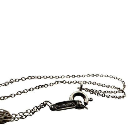 Bracciale Tiffany&Co. in argento 925, caratterizzato da una doppia catenina sottile e dal celebre cuore inciso “Please Return to Tiffany&Co. New York 925”. Munito di busta e sacchetto anti polvere.