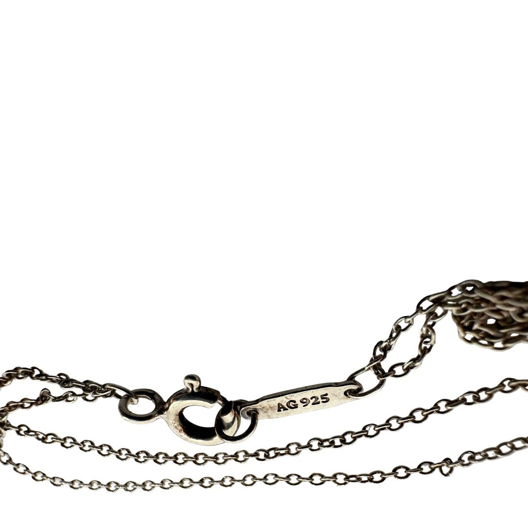 Bracciale Tiffany&Co. in argento 925, caratterizzato da una doppia catenina sottile e dal celebre cuore inciso “Please Return to Tiffany&Co. New York 925”. Munito di busta e sacchetto anti polvere.