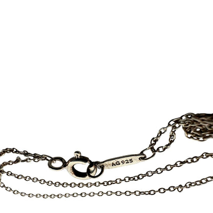 Bracciale Tiffany&Co. in argento 925, caratterizzato da una doppia catenina sottile e dal celebre cuore inciso “Please Return to Tiffany&Co. New York 925”. Munito di busta e sacchetto anti polvere.