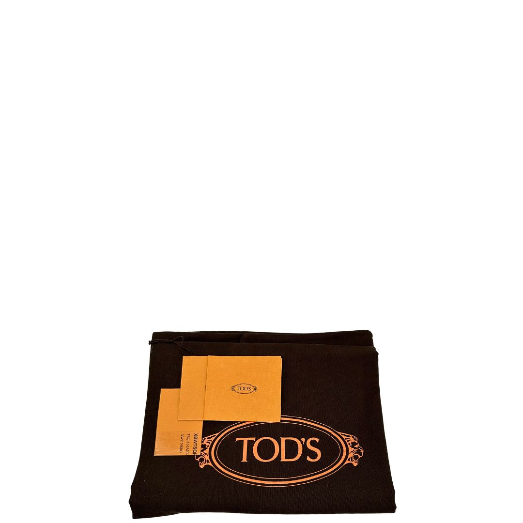 Dustbag di una borsa Tod's in pelle nera martellata, con parti metalliche dorate; munita di manici stondati e di una tracolla regolabile ed amovibile.